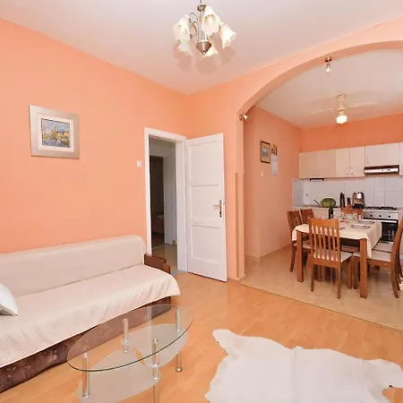 Two-bedroom Holiday In Dicmo Celine